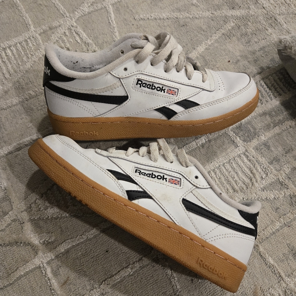 🔴SOLD🔴 Reebok Classic Sneakers (Boys 6)